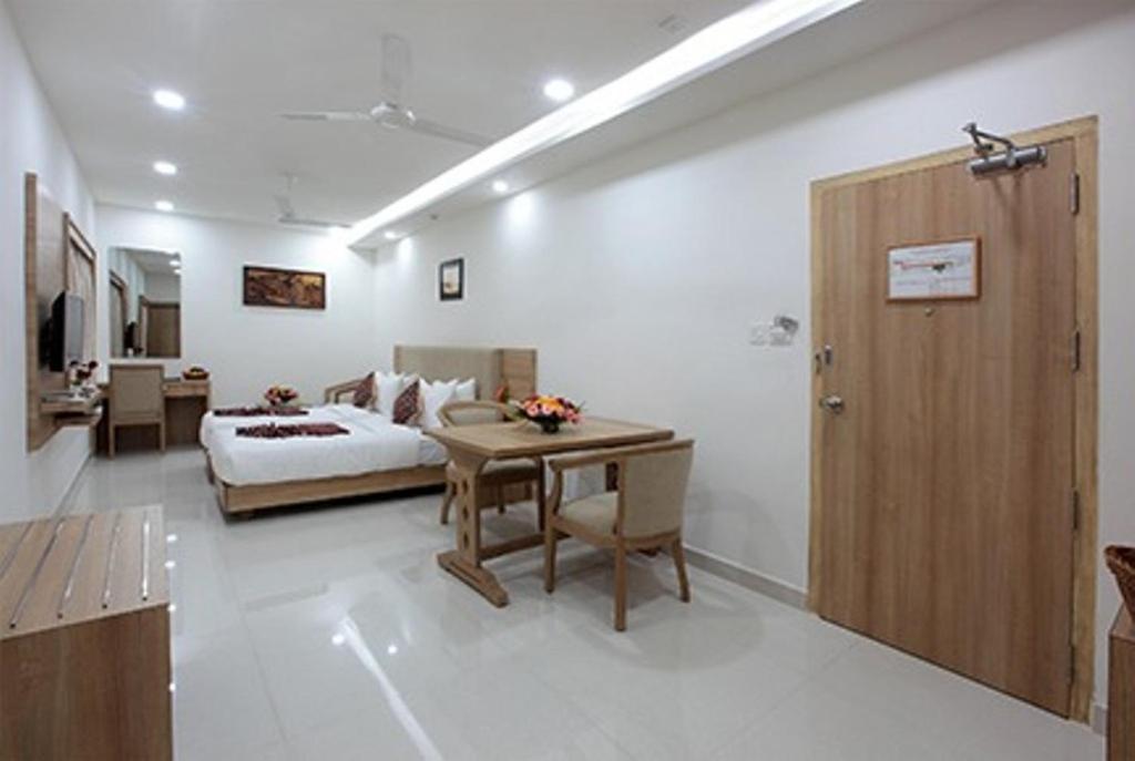 Hotel Anjali Park Котаям Екстериор снимка