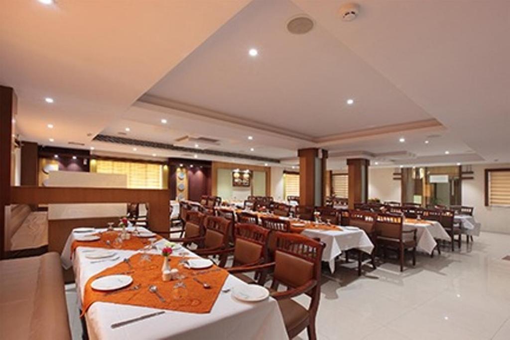 Hotel Anjali Park Котаям Екстериор снимка