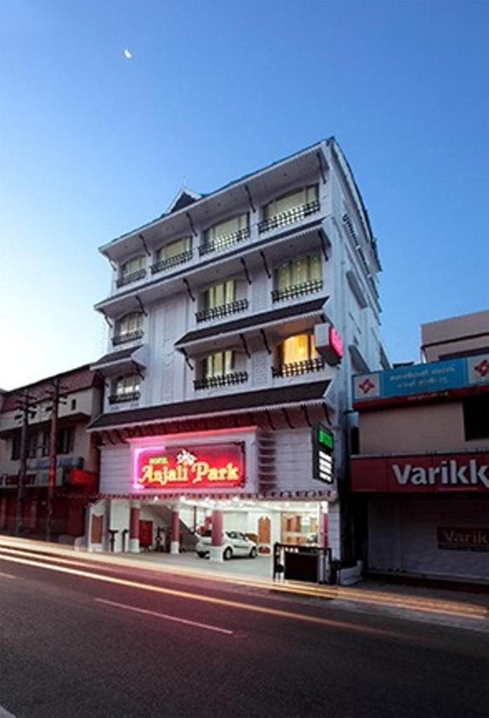 Hotel Anjali Park Котаям Екстериор снимка
